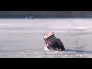 Как под лёд уходят люди и машины (видео)