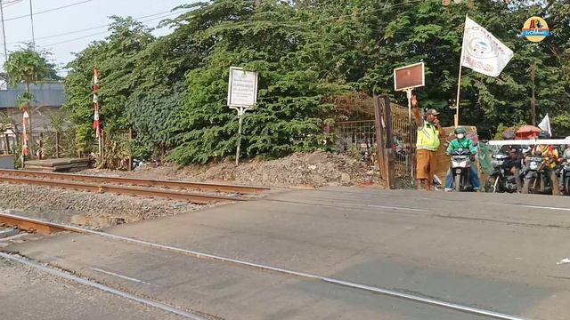 Ternyata Yang Lewat Double Train di Perlintasan Kereta Api Pasar Minggu смотреть онлайн