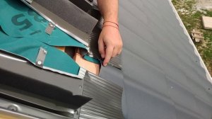 Монтаж мансардного окна Факро в металлочерепицу.