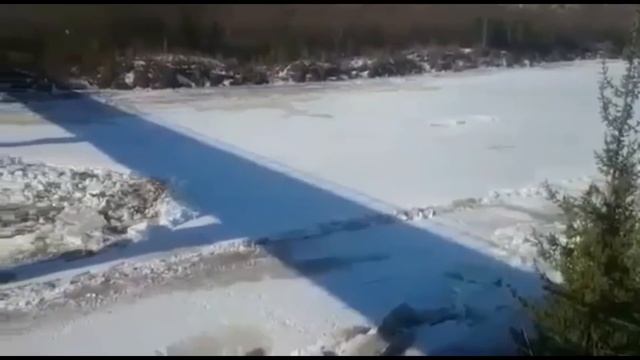 Ледоход в Якутии: видео как ломается лед на реке смотреть онлайн