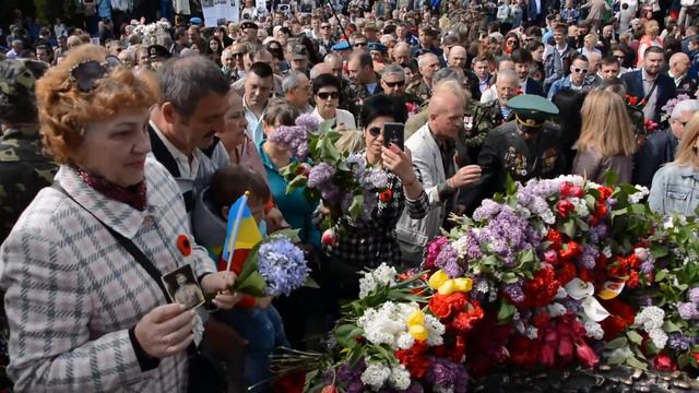 Возложение цветов у вечного огня на Аллее Славы 09 мая 2017 смотреть онлайн