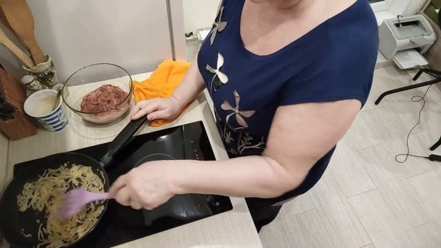 Куриная печень с луком в сметане с горчицей. Ужин для всей семьи. смотреть онлайн