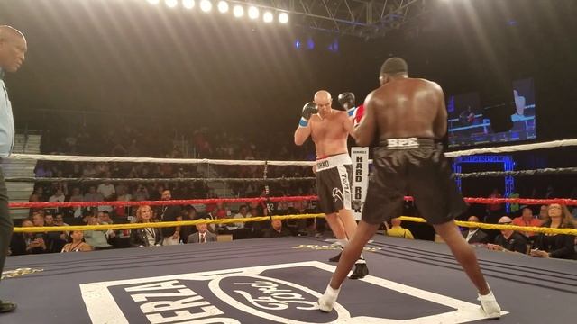 Ivan Dychko sigue derribando rivales. Aquí en el 2do round смотреть онлайн