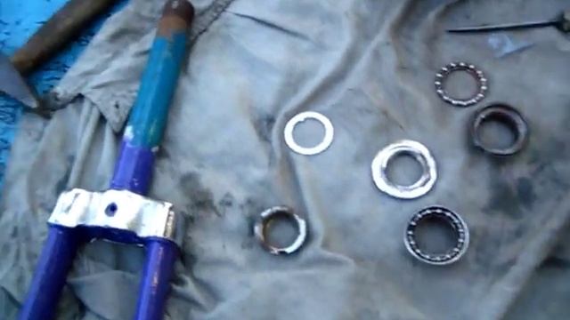 Устанавливаем ПЕРЕДНЮЮ ВИЛКУ на РАМУ СТАРОГО ВЕЛОСИПЕДА. Правильная сборка подшипника смотреть онлайн
