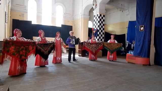 "Гуляй, Россия!" Ансамбль русской песни "Яблонька", Павел Сивков (баян) 27.05.2015 смотреть онлайн