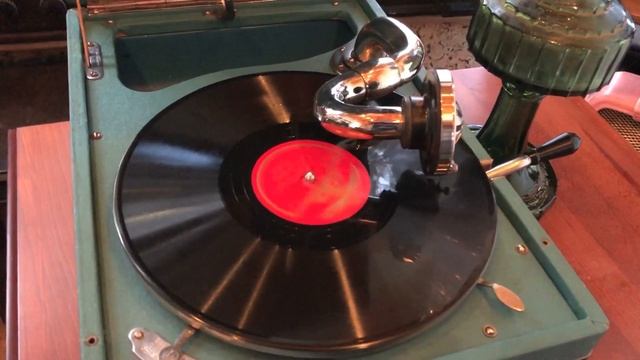 Патефон ПТ-3 "Московский Патефонный Завод" и песня "Тихая Вода" Павел Гофман смотреть онлайн