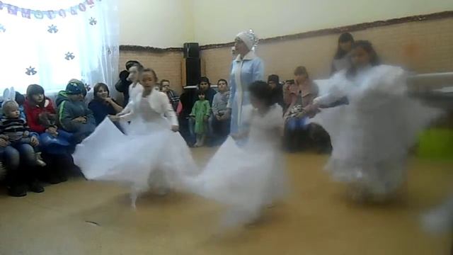 Поёт -Катя Безьянова,танцуют -Маленькие снежинки) смотреть онлайн