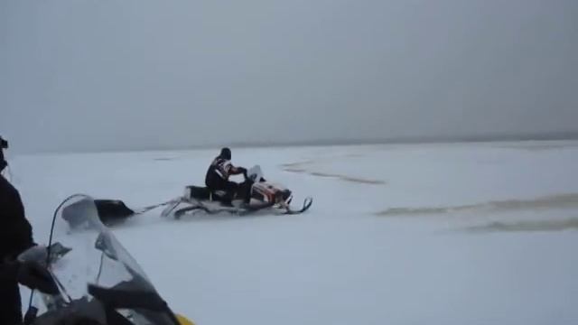 Я на АС М8 с санями по воде !!.MOV смотреть онлайн