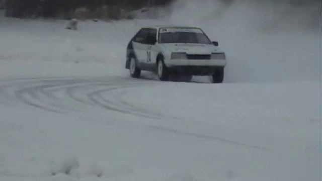 Бешеная восьмерка (ВАЗ 2108) на льду смотреть онлайн