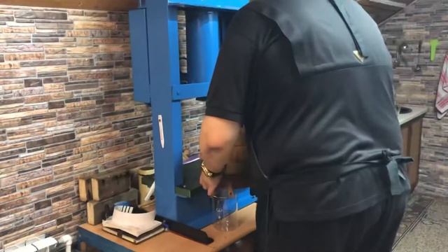 Отжим сыродавленного кедрового масла на дубовом прессе. смотреть онлайн