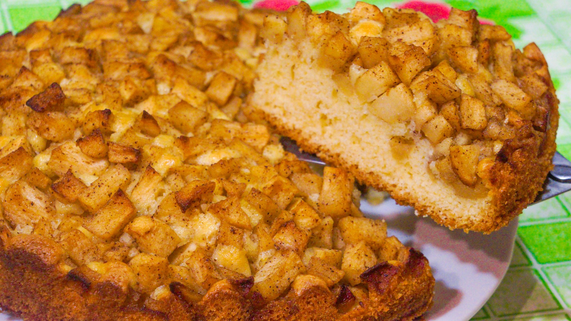 Шарлотка с яблоками по-новому. Как сделать ее идеальной. (все мои секреты в одном видео) смотреть онлайн