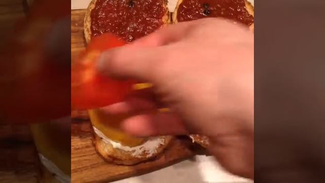 Бургеры с Говядиной Black Angus Сыром и Сушеными Томатами. смотреть онлайн