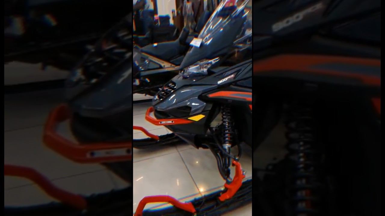 Снегоходы в отделе техники ждут своих будущих владельцев смотреть онлайн