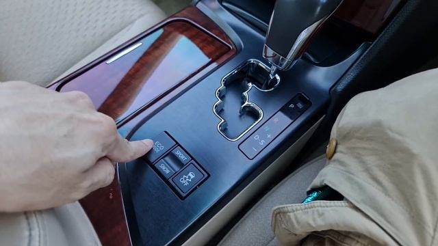 In Depth Tour Toyota Crown Royal Saloon [S200] (2010) - Indonesia смотреть онлайн