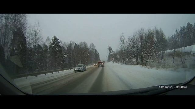 Первый серьёзный снег в Новосибирске. Пятнашку занесло в отбойник смотреть онлайн