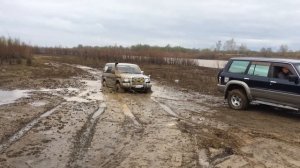 Паджеро 2 застрял в грязи.