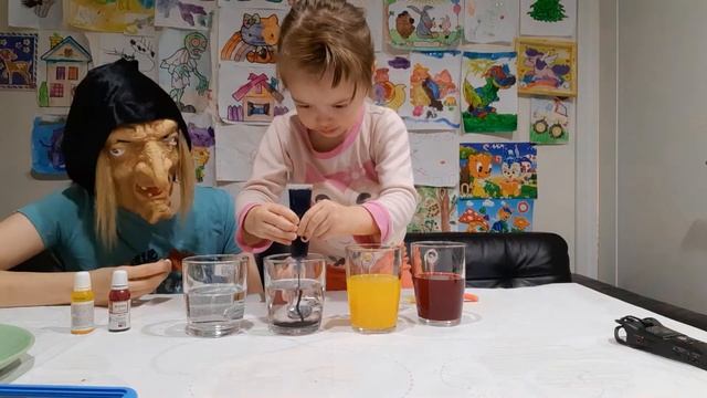 Как покрасить листья салата или капусты. Опыты для детей смотреть онлайн