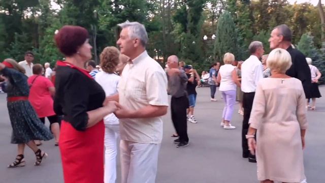 ТЫ ЧЕСТНО МЕНЯ ЛЮБИ! ТАНЦЫ ХАРЬКОВ СЧАСТЛИВЫЕ ДНИ смотреть онлайн