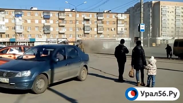 Трактор гоняет пыль в центре Орска. 1 апреля 2015 смотреть онлайн
