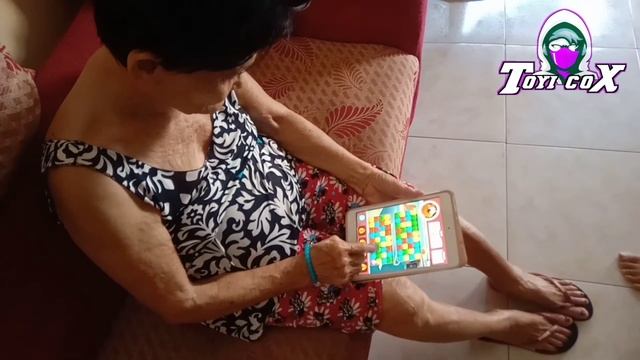 My 80yrs Old grandma play (Toon Blast) games in ipad. смотреть онлайн