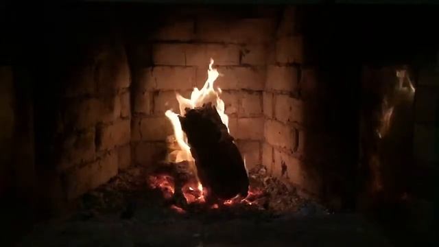 Горят дрова в камине (замедленная съёмка)
