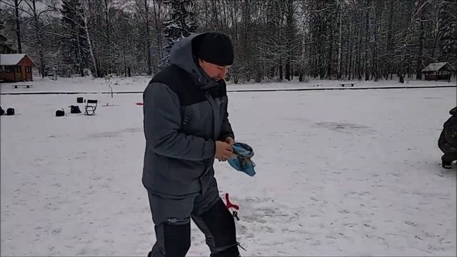 Поимки, обрывы и сходы. Форель со льда на верхнем. Клёвое место Лосиный остров. смотреть онлайн