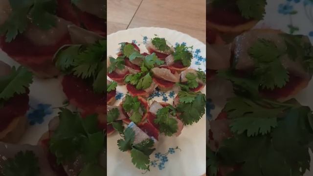 тарталетки шуба под селёдкой с чесноком #быстро #Вкусно #приятного #ужин
