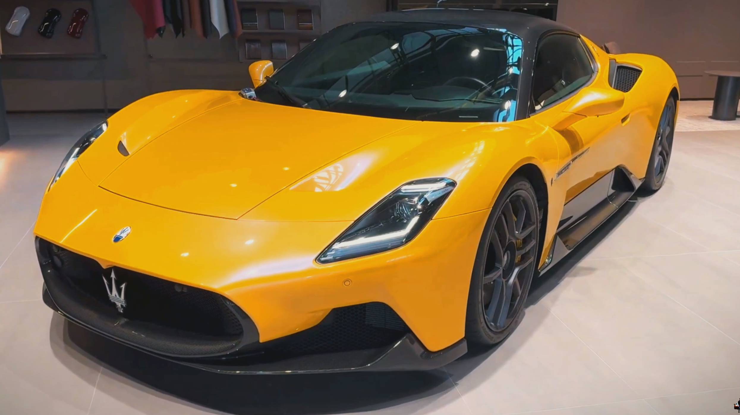 "Maserati MC20 2024": Обзор экстерьера и интерьера смотреть онлайн