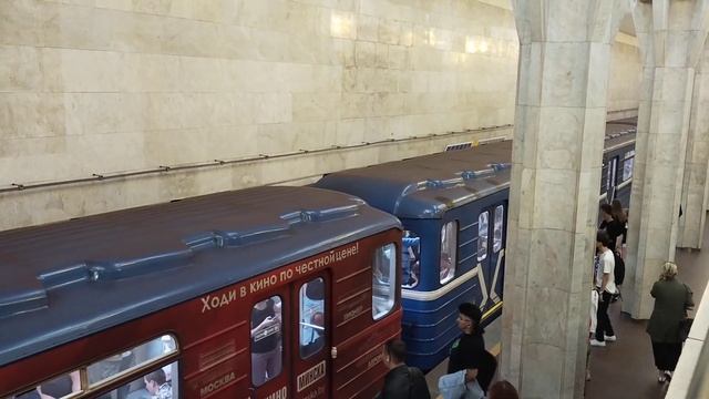 Поезд серий 81-540Б/541Б прибывает/отправляется со станции 