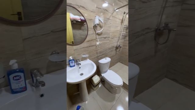 Абхазия, поселок Алахадзы. Гостевой дом Колорит. Семейный двухкомнатный номер смотреть онлайн