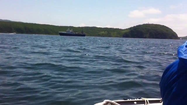 Владивосток, пролив Босфор Восточный 4 июля 2015. Регата и встречный корабль. смотреть онлайн
