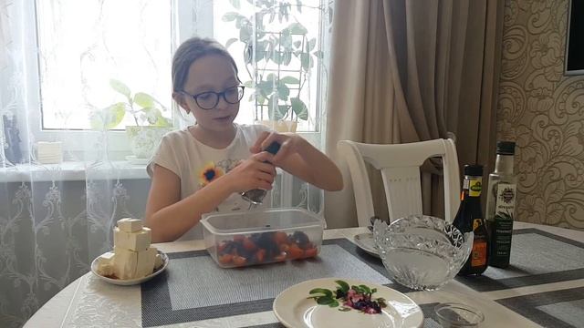 Готовим салат с брынзой! смотреть онлайн