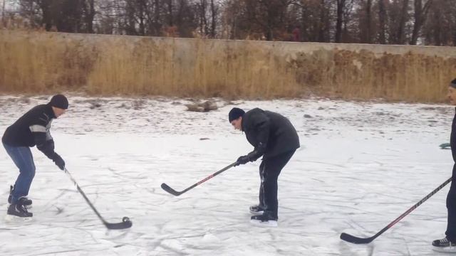 Весело играем в хоккей на пруду :) смотреть онлайн