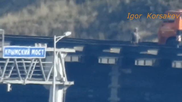 Крымский(июль 2018)мост! Что творится в окрестностях моста! Мусорят у моря! Коммент смотреть онлайн
