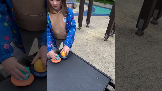 Космики. Распаковка игрушек из Красное & Белое. Инопланетяне или летающие тарелки.Нажимай и догоняй смотреть онлайн