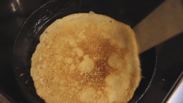 Печём блины на Масленницу смотреть онлайн