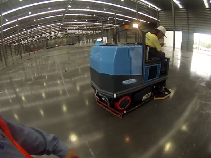 Промышленная поломоечная машина для уборки больших площадей смотреть онлайн