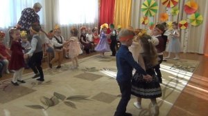 Танец осенний дождик в средней группе. Парный танец на осеннем утреннике