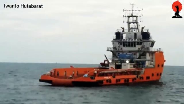 Offshore suport Vessel a long side at jetty to unloading and loading cargo смотреть онлайн