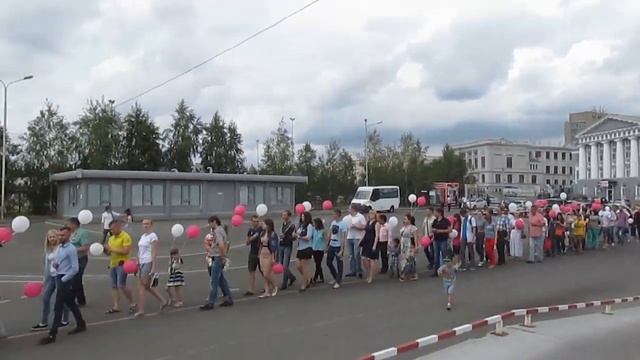 Омск.9 июля 2017г мероприятие"Самые большие обручальные кольца выстроенные из людей" смотреть онлайн