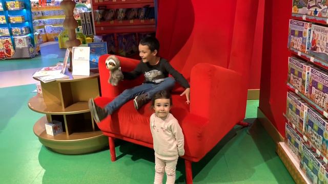 Магазин игрушек Hemleys. Выиграла одежду от магазина reserved и стилистов Vouge смотреть онлайн