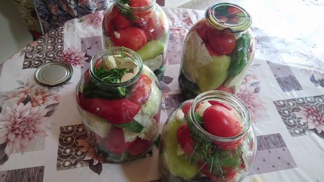 Очень вкусное ассорти, помидоры, огурцы, капуста, в рассоле и в томатном соке! #помидоры #соленья смотреть онлайн