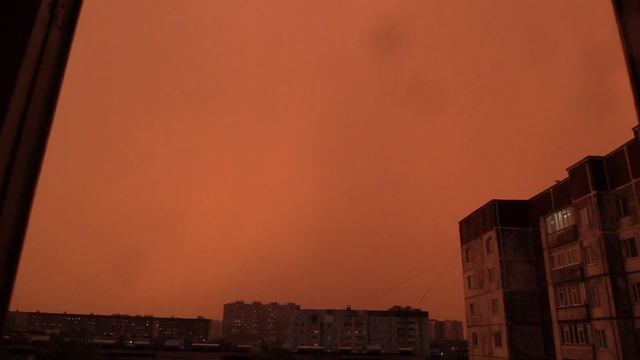 Lightning. Удар молнии в дом во время грозы в Сургуте 01.07.2021 и еще пара хороших ударов молний. смотреть онлайн