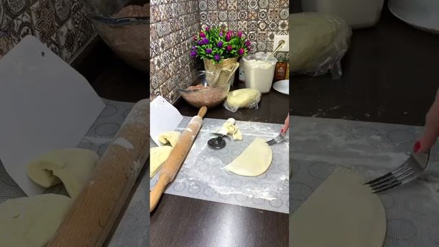 ЭТО САМЫЕ СОЧНЫЕ И ХРУСТЯЩИЕ ЧЕБУРЕКИ I Как приготовить чебуреки? Рецепт вкусных чебуреков! смотреть онлайн