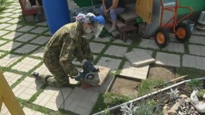6 соток 2 июля 2023 года. Хроника. Режу плитку "8 кирпичей" болгаркой алмазным диском..