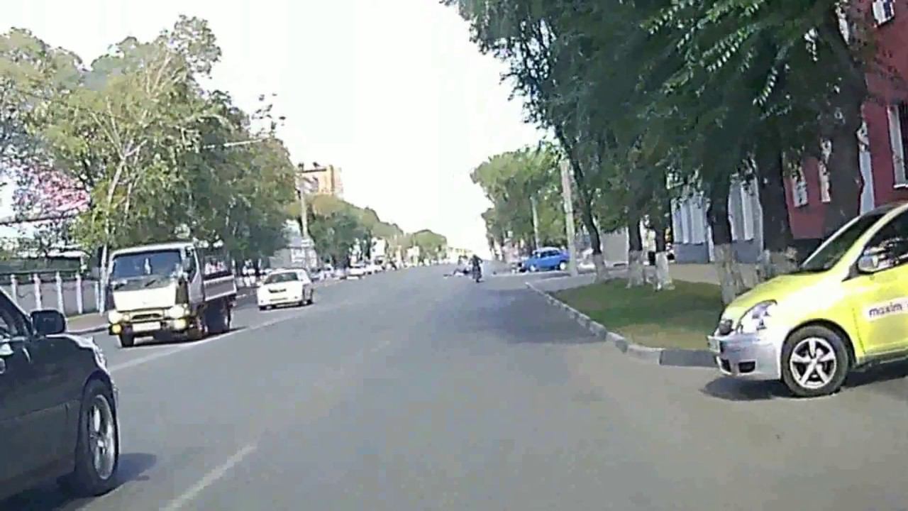 Авария с мотоциклистом Благовещенск 30.09.2017, увеличенное и замедленное смотреть онлайн