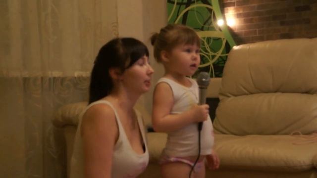 Соня поет в караоке "Песенку крокодила Гены" смотреть онлайн