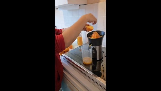 Making fresh orange juice смотреть онлайн