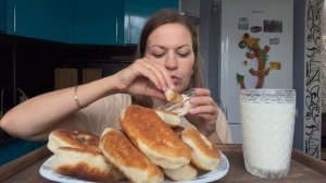 Мукбанг еда обжор еда на камеру пироги беляши выпечка