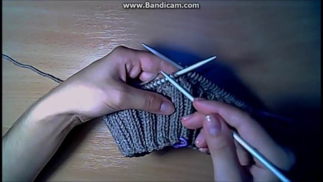 Хит этого года-вяжем для себя любимой.Шапка спицами красивым узором с меховым помпоном смотреть онлайн